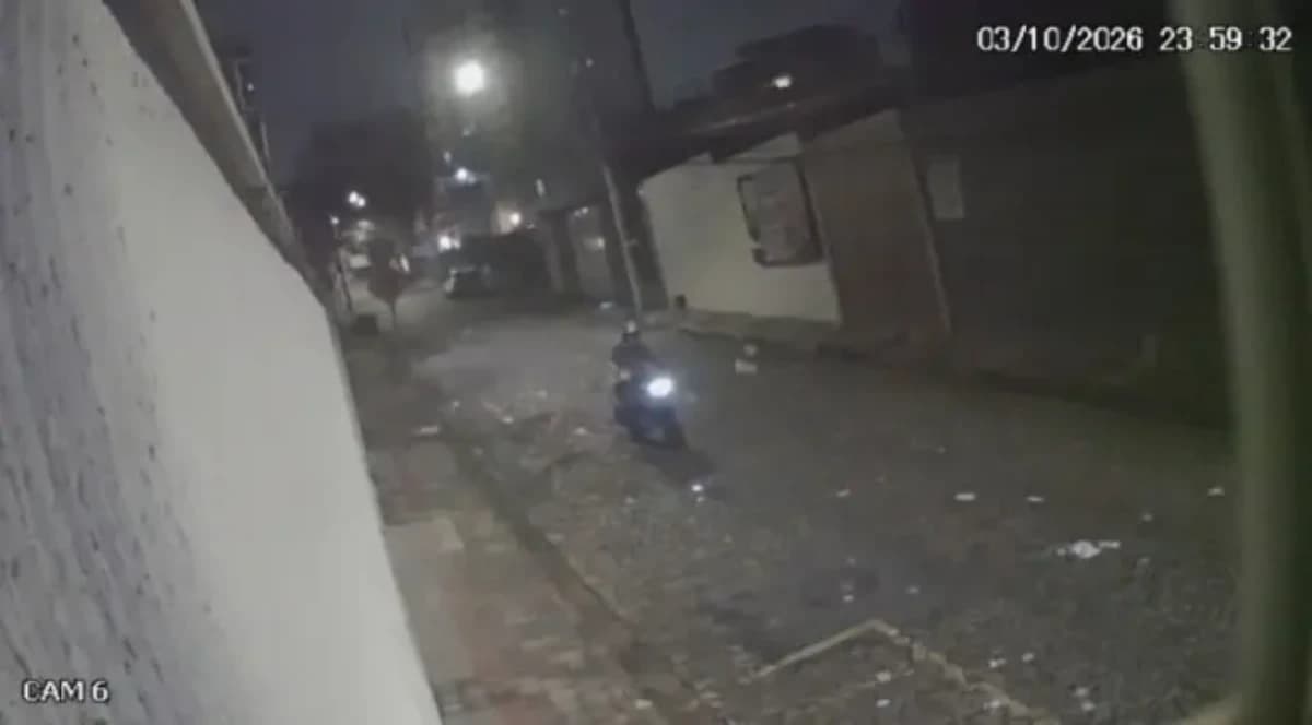 Motociclista joga santinhos em rua na Pampulha, em BH