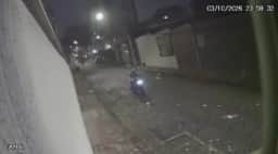 Motociclista joga santinhos em rua na Pampulha, em BH