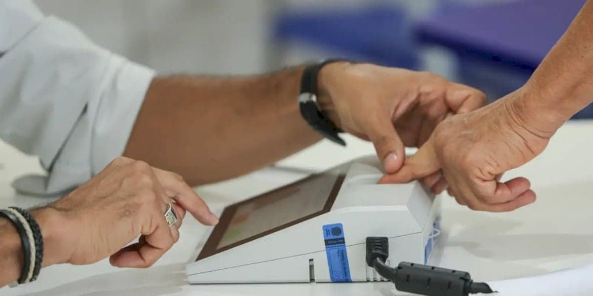 Identificação biométrica de um eleitor durante a votação © Joédson Alves/Agência Brasil