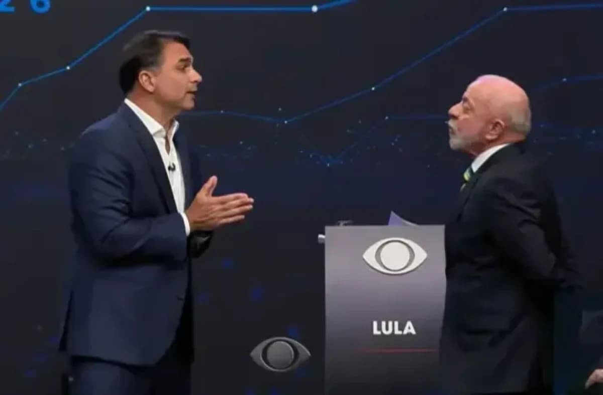 O senador Flávio Bolsonaro (PL) e o presidente Luiz Inácio Lula da Silva (PT), candidato à reeleição, se enfrentaram neste domingo (18), no primeiro debate presidencial entre os dois candidatos na TV Bandeirantes - Foto: Band / Reprodução