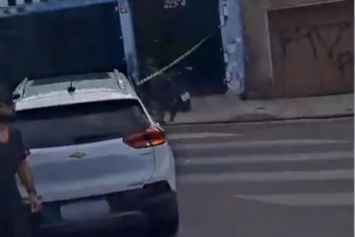 Policial militar da reserva morre após moto bater em carro em BH