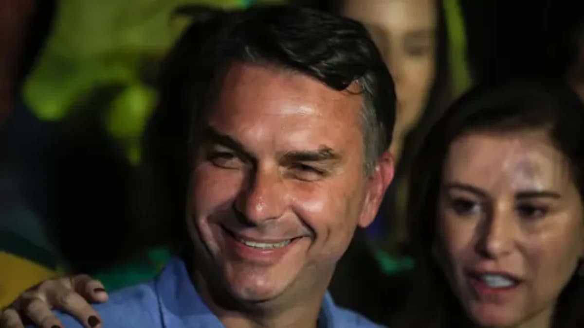 Flávio Bolsonaro fala à imprensa após apuração do primeiro turno da eleição (Sergio Lima/AFP)