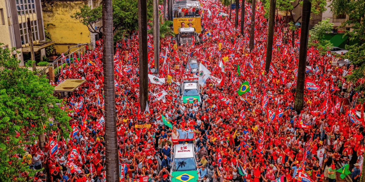 Petista reuniu apoiadores que o acompanharam pela avenida Brasil entre a Praça da Liberdade e a avenida Pasteur