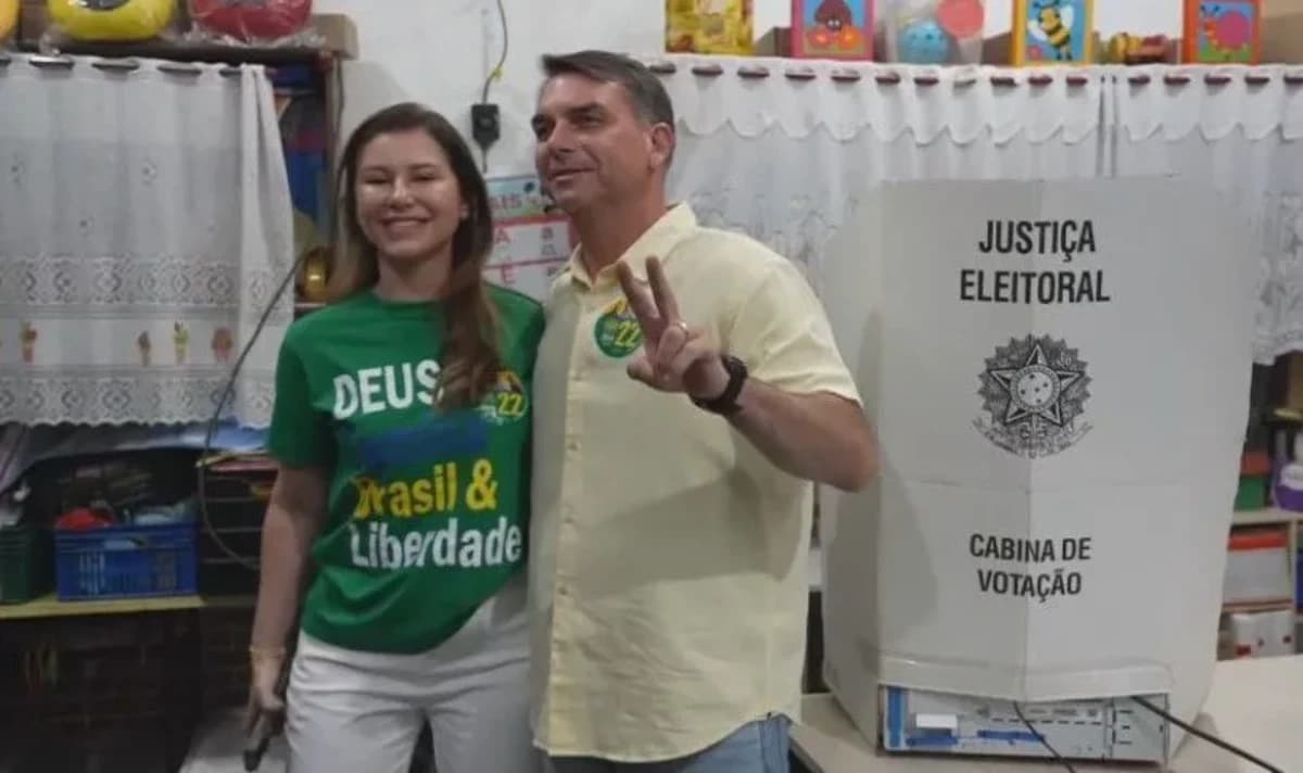 Flávio Bolsonaro e a esposa, Fernanda Bolsonaro, votam neste domingo (4) • CNN BRASIL