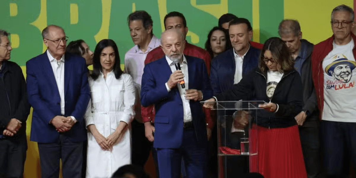 Lula em pronunciamento após primeiro turno da eleição para presidente — Foto: Maria Isabel Oliveira/O Globo