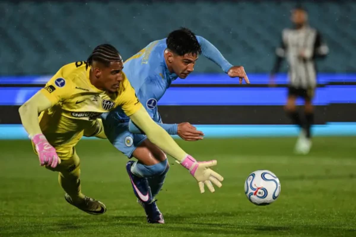 Gabriel Delfim e Salomón Rodríguez em disputa de bola no jogo entre Montevideo City Torque e Atlético pela Copa Sul-Americana • X / Copa Sul-Americana