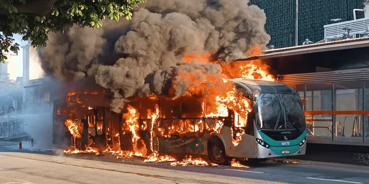 Ônibus metropolitano pegando fogo em BH — Foto: TV Globo