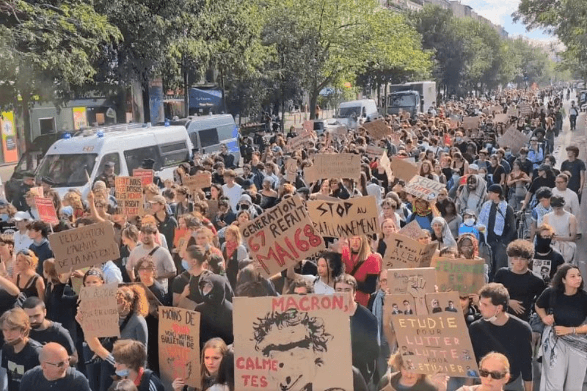 Manifestação de estudantes, professores e sindicatos em Paris, na França - Foto: Reprodução/X