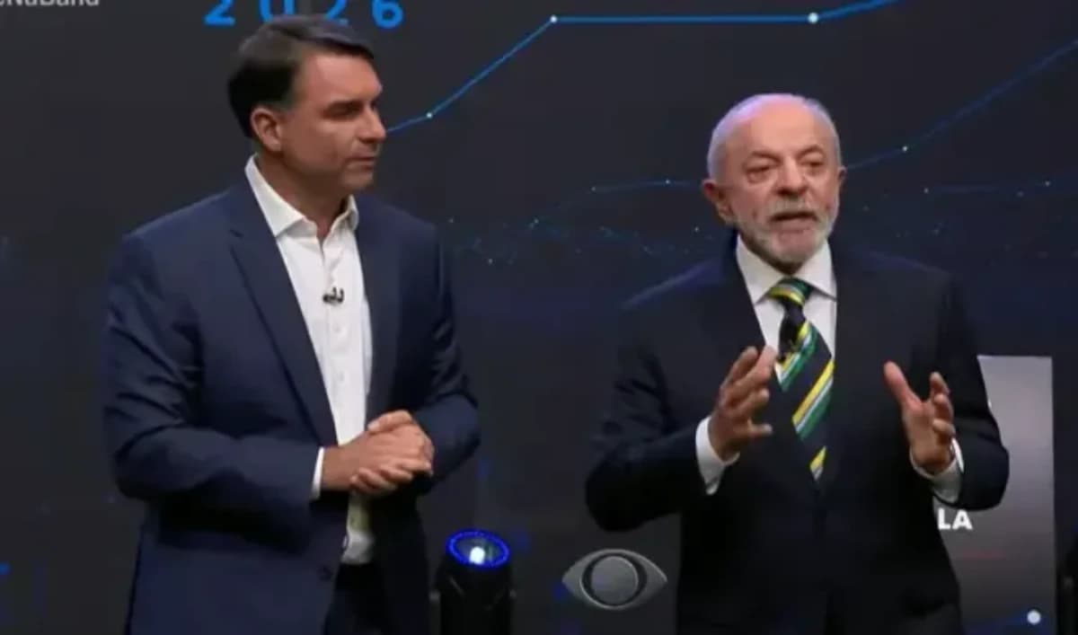 O senador e candidato à presidência Flávio Bolsonaro (PL) e o presidente e candidato à reeleição Luiz Inácio Lula da Silva (PT) durante o primeiro debate do segundo turno das eleições presidenciais de 2026, realizado pela Band - Foto: Band / Reprodução