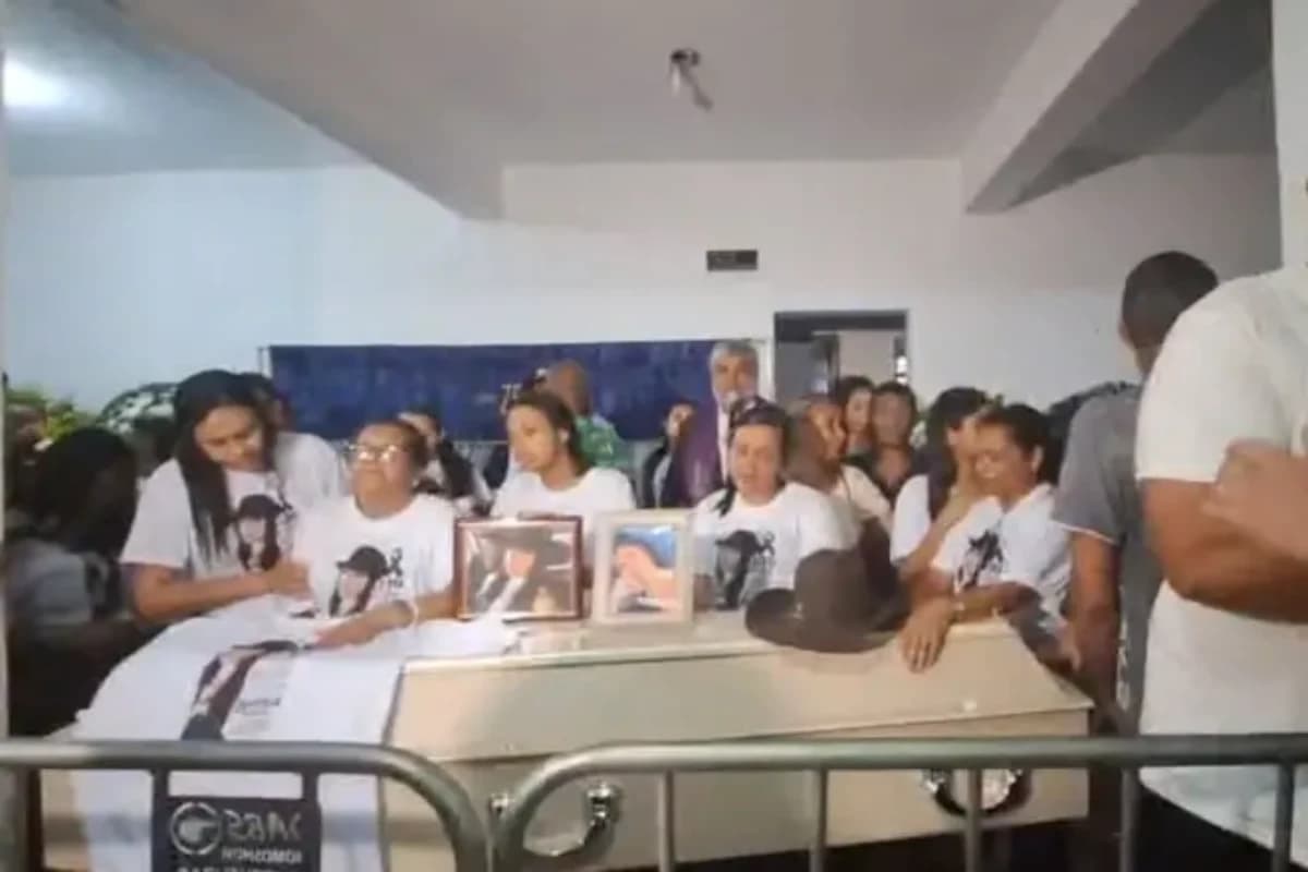 Sob comoção e com caixão fechado, familiares e amigos se despedem de jovem morta na Grande BH - Foto: Amanda Antunes / Itatiaia