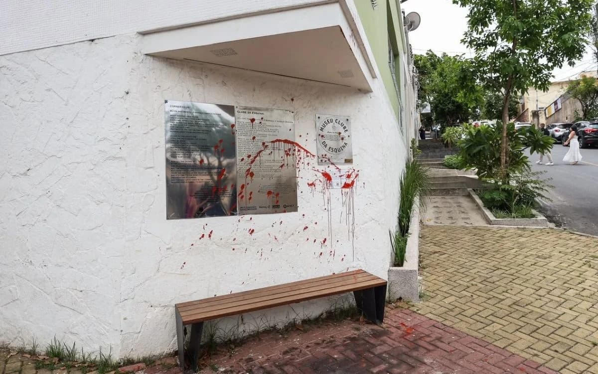 Memorial na esquina das ruas Paraisópolis e Divinópolis, no bairro Santa Tereza, foi vandalizada na madrugada desta sexta-feira (23) — Foto: Imagens cedidas ao g1