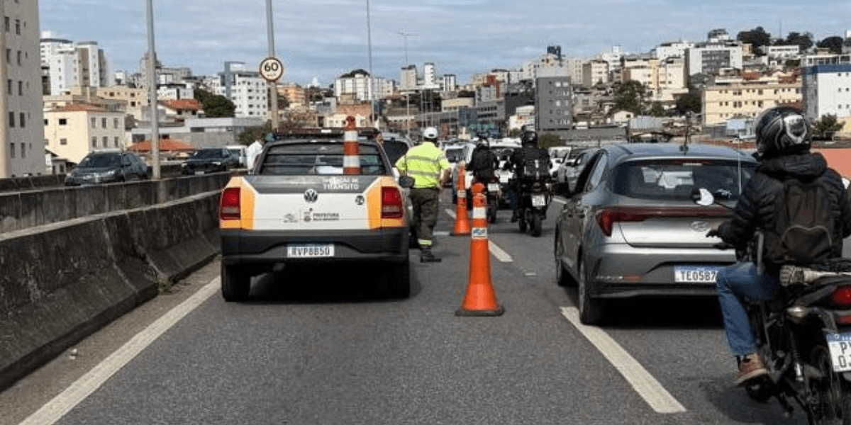 A ocorrência bloqueia a faixa da esquerda no sentido bairro-centro na manhã desta terça-feira(6/10) - Foto: Divulgação / BH Mobilidade