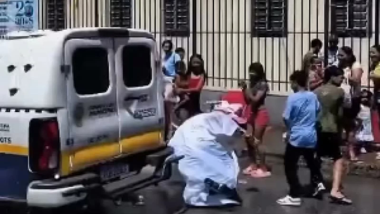 Padre caiu após se pendurar em uma viatura da Guarda Municipal durante evento religioso no bairro Lagoa, em Belo Horizonte. | Reprodução / Redes sociais