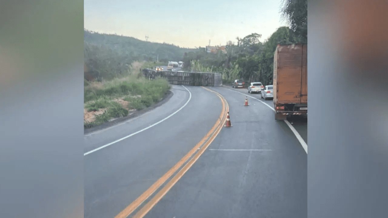 BR-381 é fechada após tombamento de carreta na Grande BH