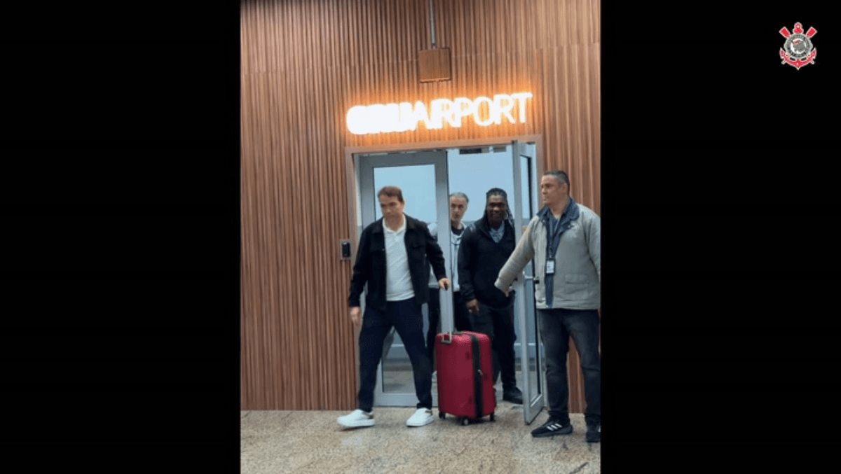 Seedorf chega ao Brasil para comandar o Corinthians